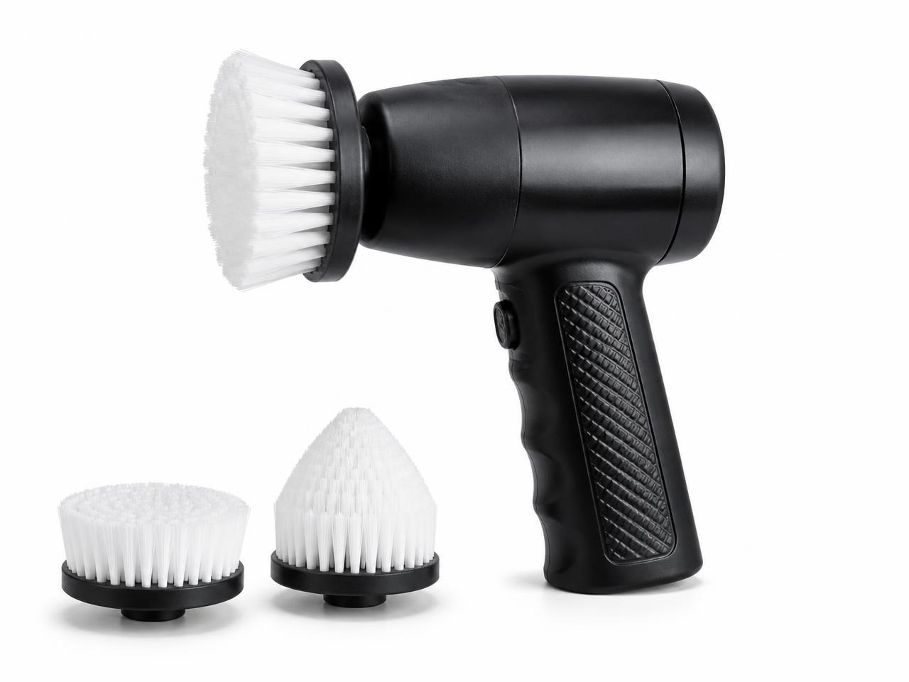 Il dispositivo CleanX nero con impugnatura ergonomica e tre testine a spazzola bianche intercambiabili